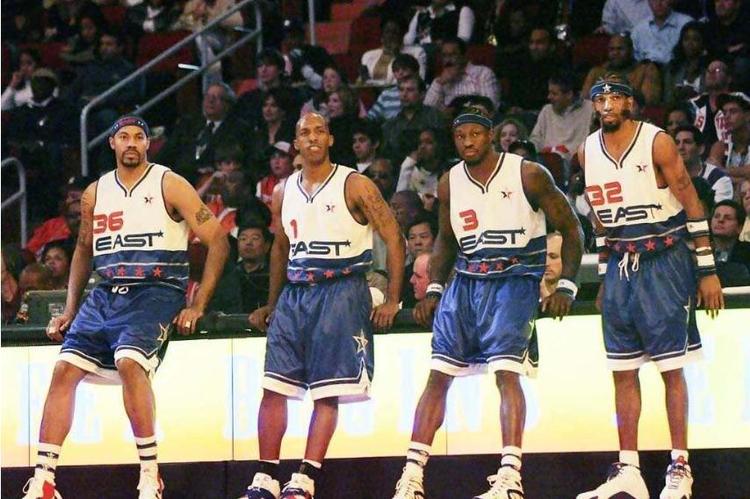 连珠炮！罗伊斯·奥尼尔和布克相继飙中三分 太阳仍旧占据主动